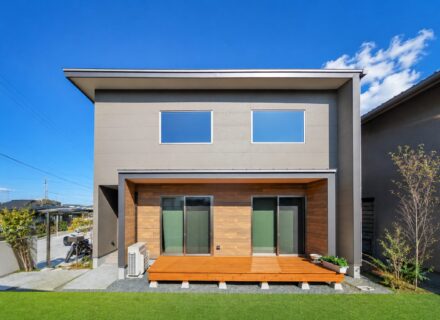 吹き抜けが広がる、家族がつながる住まい