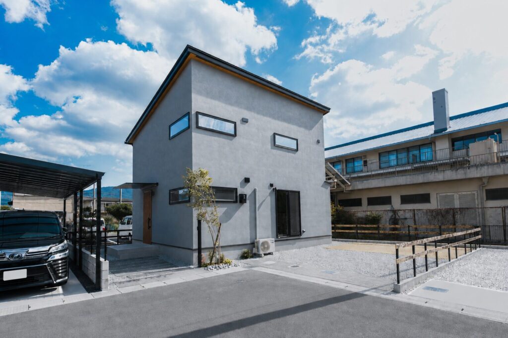 空へ伸びる、シンプルモダンな住まい